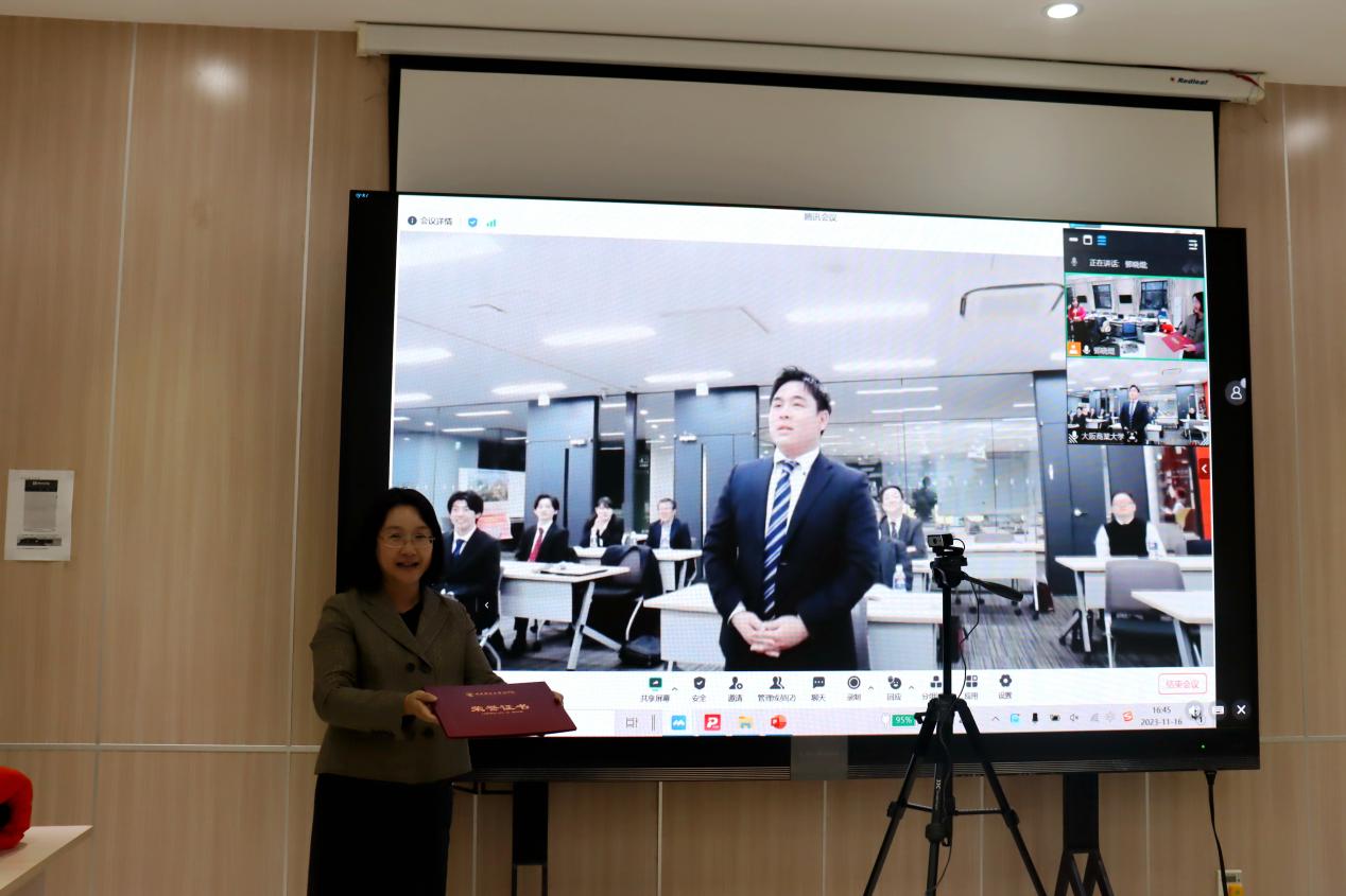 27英国威廉希尔公司_中文官网葛建新教授为“最佳汇报奖”成田卓巳同学颁奖